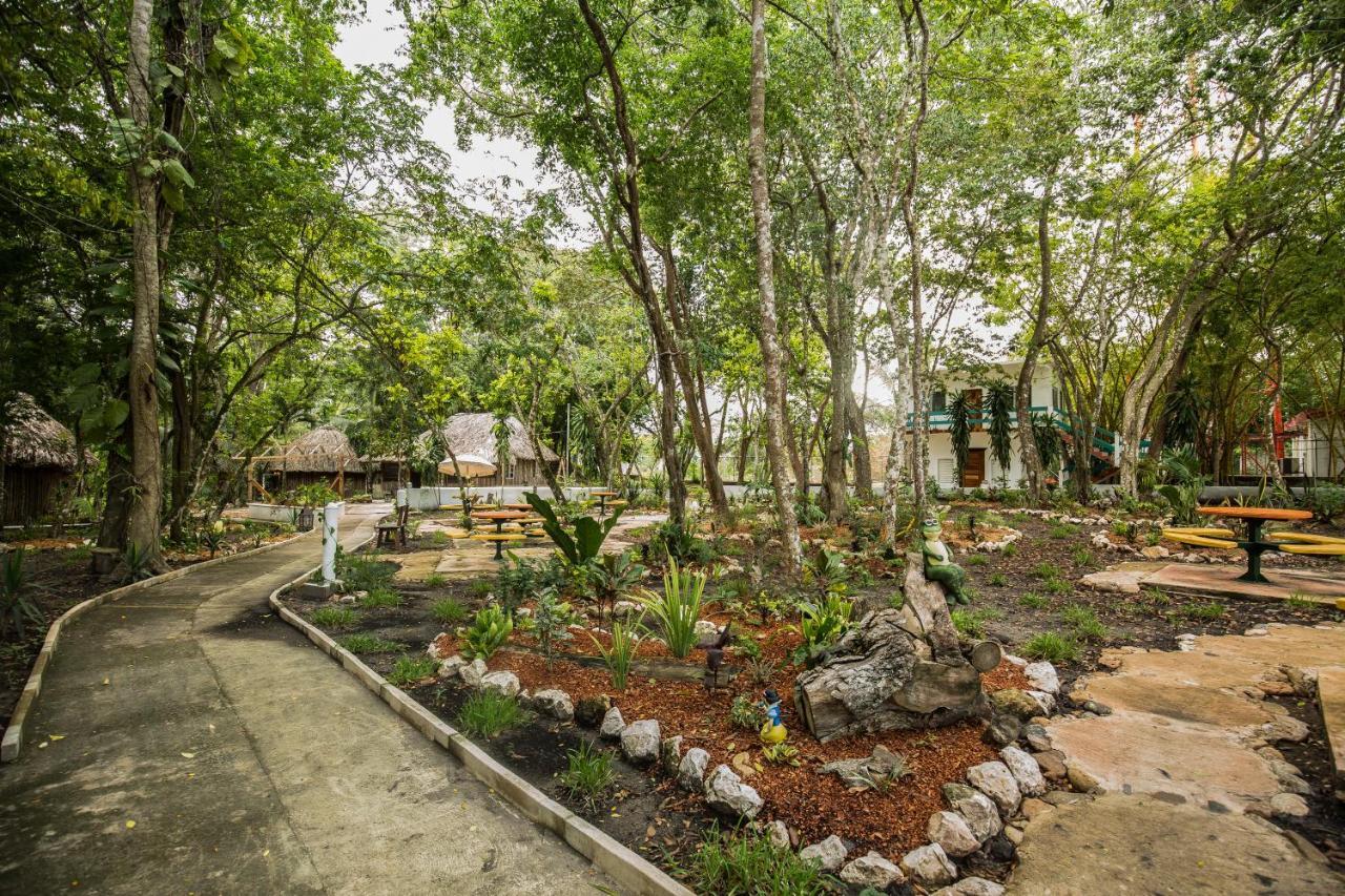 Falling Leaves Lodge San Ignacio Exterior foto